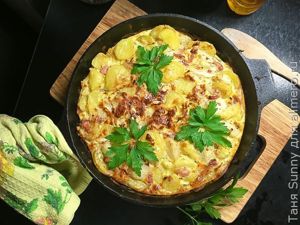 Фриттата с картошкой и копченой грудинкой