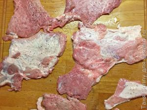 Свиная отбивная с соусом из лисичек