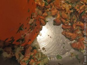 Свиная отбивная с соусом из лисичек