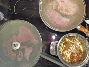 Свиная отбивная с соусом из лисичек