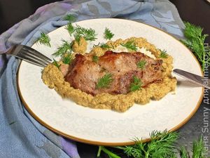 Свиная отбивная с соусом из лисичек