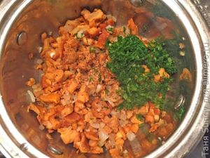Свиная отбивная с соусом из лисичек