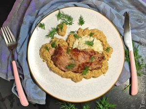 Свиная отбивная с соусом из лисичек