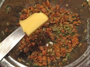 Свиная отбивная с соусом из лисичек