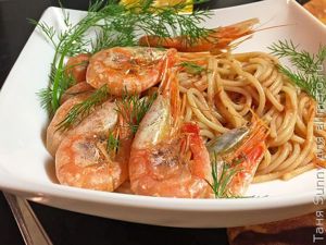 Чесночные креветки с макаронами