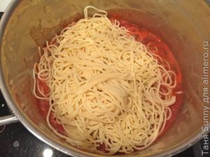 Чесночные креветки с макаронами