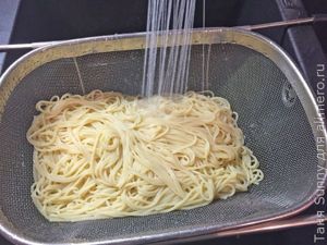 Чесночные креветки с макаронами