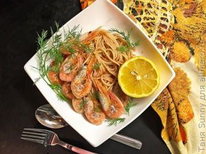 Чесночные креветки с макаронами