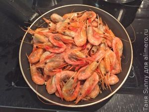 Чесночные креветки с макаронами