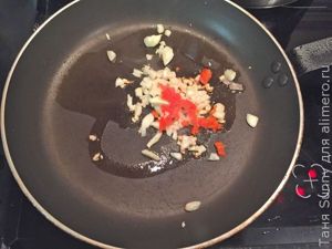 Чесночные креветки с макаронами