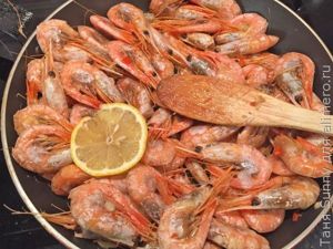 Чесночные креветки с макаронами