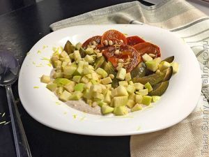 Гречка на завтрак с кедровыми орехами и фруктами