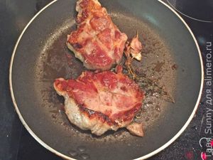 Стейк из свинины с горячим маринованным салатом