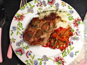 Стейк из свинины с горячим маринованным салатом