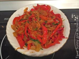 Стейк из свинины с горячим маринованным салатом