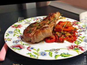 Стейк из свинины с горячим маринованным салатом