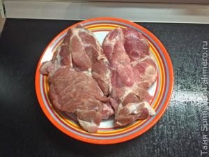 Стейк из свинины с горячим маринованным салатом