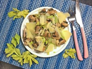 Салат с жареными грибами