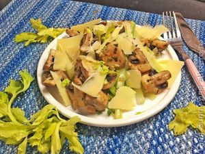 Салат с жареными грибами