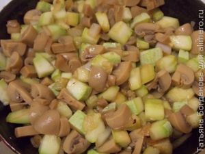 Кабачки с грибами и сметаной