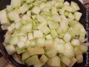 Кабачки с грибами и сметаной