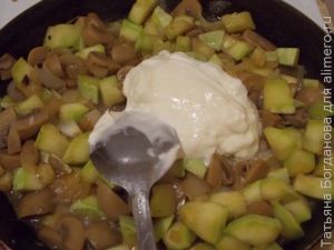 Кабачки с грибами и сметаной
