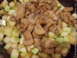 Кабачки с грибами и сметаной