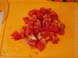 Салат с курицей и сухариками