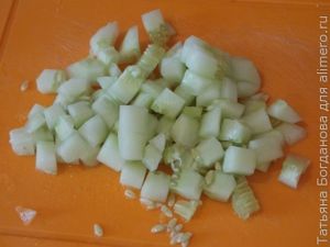 Салат с курицей и сухариками