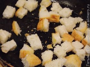 Салат с курицей и сухариками