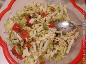 Салат с курицей и сухариками