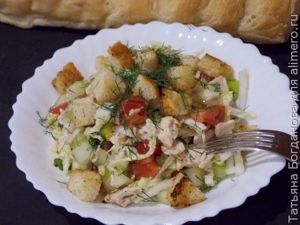 Салат с курицей и сухариками