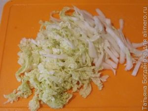 Салат с курицей и сухариками