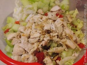Салат с курицей и сухариками