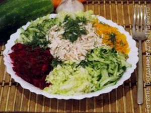 Овощной салат с курицей