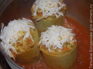 Кабачки, фаршированные рисом и овощами