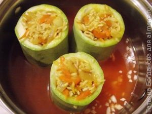 Кабачки, фаршированные рисом и овощами