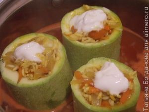 Кабачки, фаршированные рисом и овощами