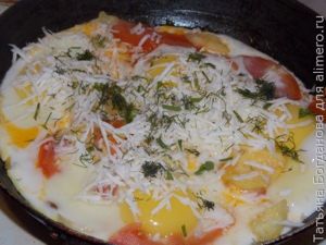 Яичница с кабачком и помидорами