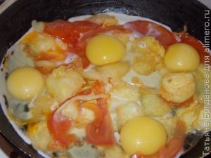 Яичница с кабачком и помидорами