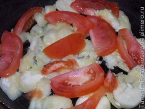 Яичница с кабачком и помидорами