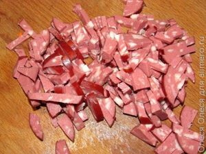 салат с копченой колбасой