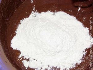 шоколадное пирожное