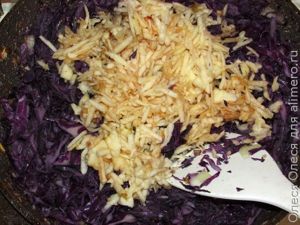 тушеная красная капуста
