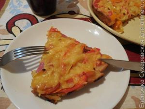 Пицца с колбасой
