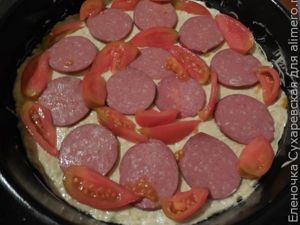 Пицца с колбасой