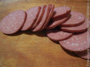 Пицца с колбасой