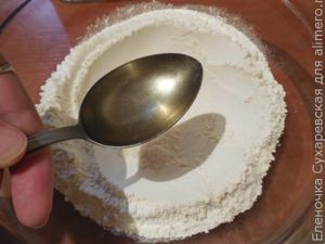 Пицца с колбасой