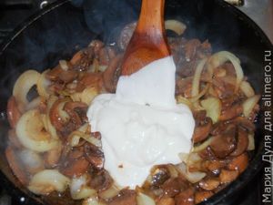 Грибы, тушёные в сметане, с картофельно-тыквенным пюре