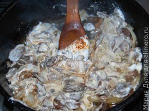 Грибы, тушёные в сметане, с картофельно-тыквенным пюре